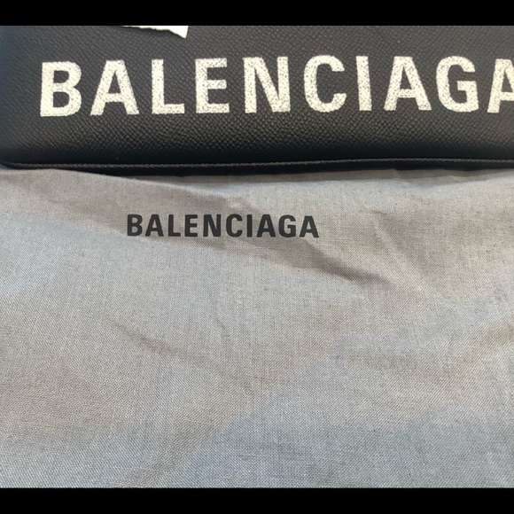 Brand new Balenciaga zippered bag. - Picture 4 of 4
